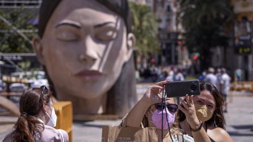 Monumento de 'La Meditadora' en la plaza del Ayuntamiento de Valencia.