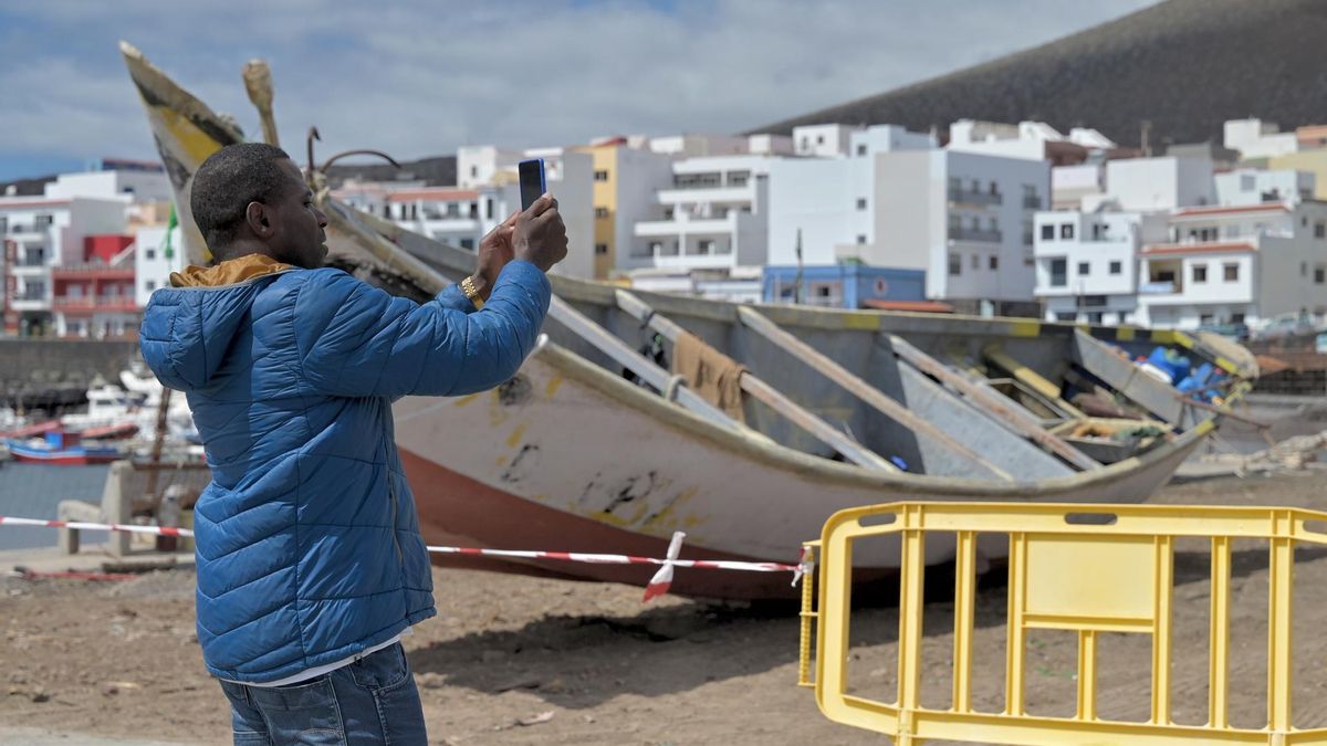 Alkhassoum Sow observa en el muelle de La Restinga (El Hierro) un cayuco similar al que transportaba a sus tres sobrinos, que murieron en el naufragio ocurrido en la costa de la isla el 28 de septiembre.