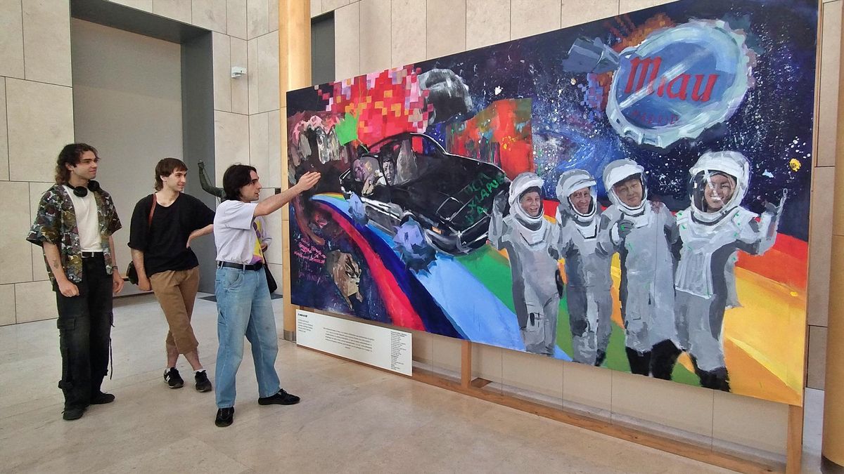 Tres de los autores de uno de los murales, durante la inauguración