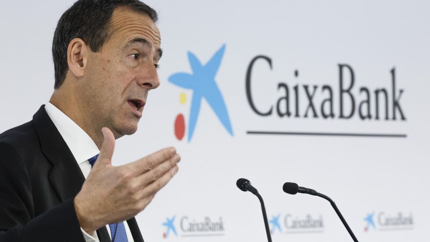 El consejero delegado de Caixabank, Gonzalo Gortázar, durante la presentación de los resultados de 2023 de la entidad este viernes en Valencia. EFE/Biel Aliño