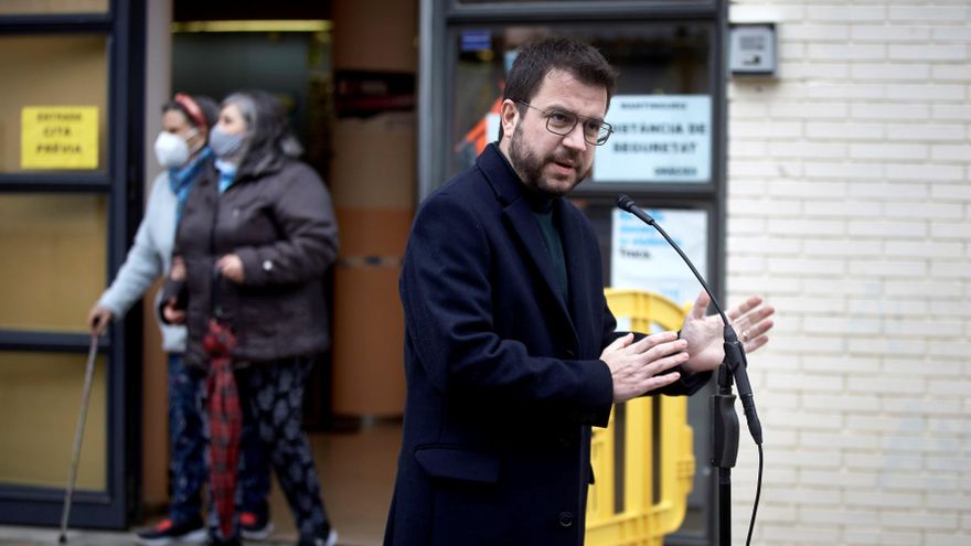 El candidato de ERC a la presidencia de la Generalitat, Pere Aragonès, hace unas declaraciones tras ejercer su derecho al voto en el Instituto Joan Coromines de la localidad barcelonesa de Pineda de Mar
