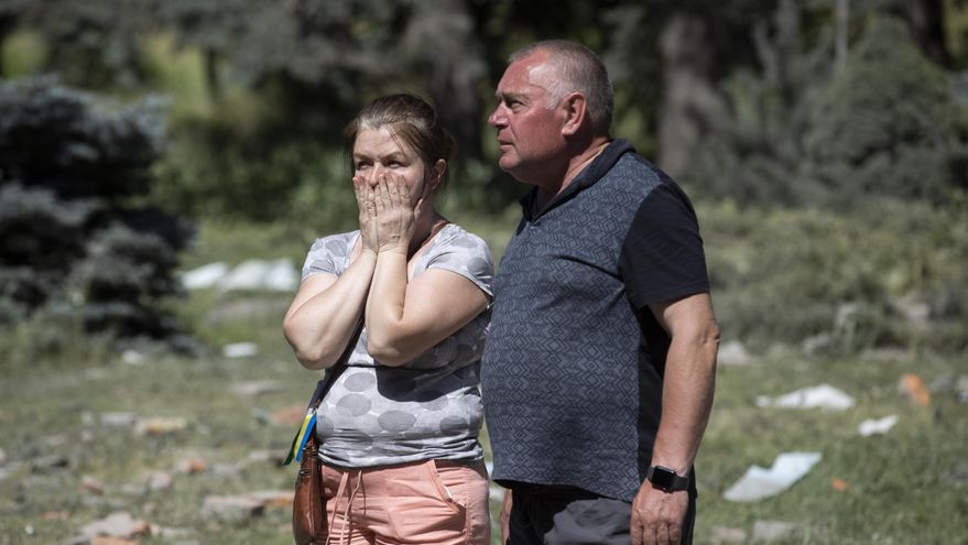 Alla (46) llora desconsoladamente junto a un residente al mirar las ruinas del bachillerato técnico perteneciente a la Universidad de Economía Urbana, donde ha trabajado durante los últimos 16 años, y que resultó completamente destruido tras el ataque de artillería rusa durante esta madrugada, hoy, en Járkov (Ucrania). Al menos tres civiles han muerto y otros dos han resultados heridos en los últimos ataques lanzados por los rusos en la región de Járkov, en el noreste del país y cuya capital es la segunda ciudad más importante de Ucrania. EFE/Orlando Barría