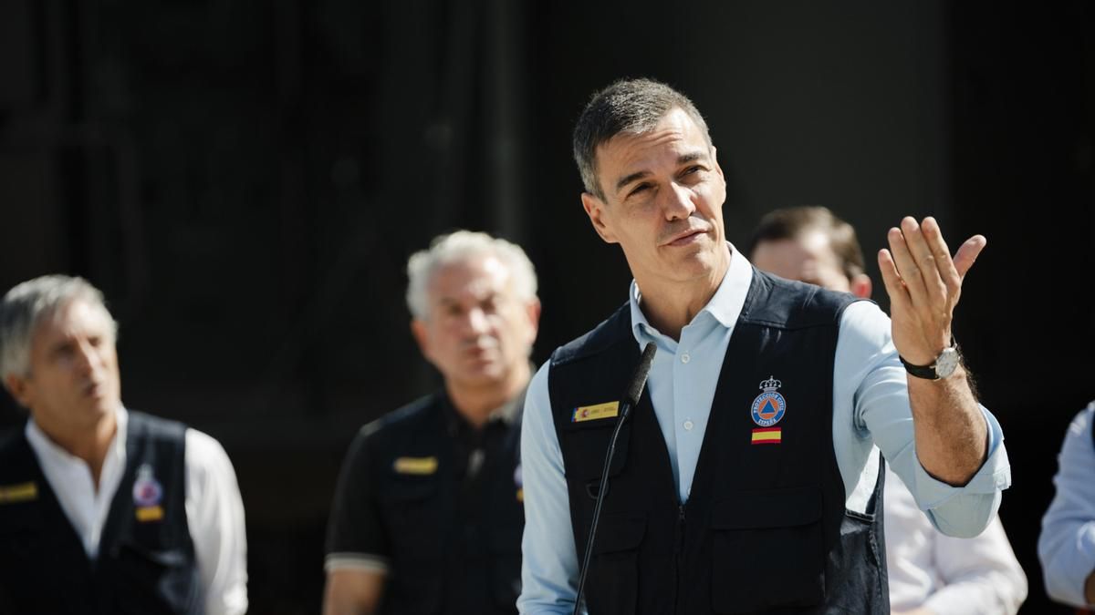Pedro Sánchez ofrece declaraciones tras una reunión en el puesto de mando avanzado de Navaluenga a finales de julio.