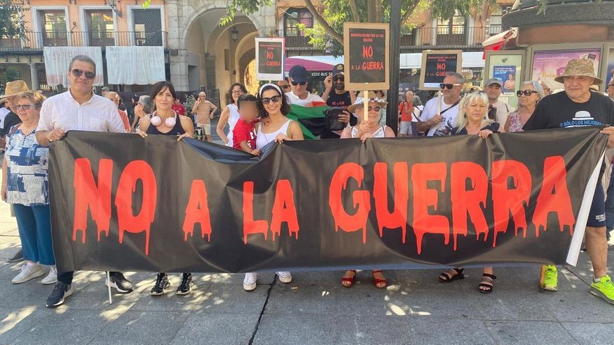 La Plataforma 'No a la Guerra' recorre las calles de Toledo: "No podemos normalizar los conflictos"