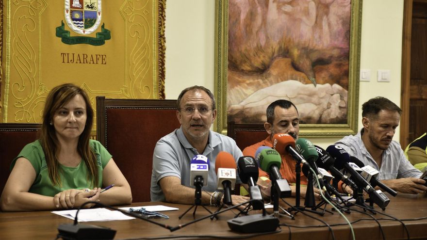 El presidente del Cabildo de La Palma, Sergio Rodríguez (2i); y los consejeros del Gobierno de Canarias de Presidencia, Administraciones Públicas, Justicia y Seguridad, Nieves Lady Barreto (i); y deTransición Ecológica y Energía, Mariano Hernández Zapata (d); en la rueda de prensa en la que anunciaron este martes que la gran mayoría de la población desalojada de Puntagorda y Tijarafe ya ha vuelto a sus viviendas