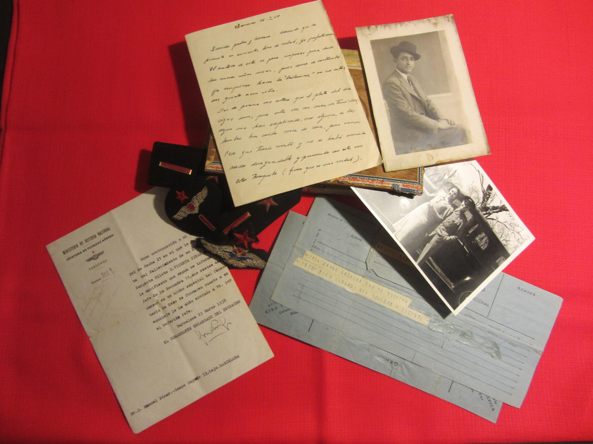 Fotografías, galones, insignias, cartas y telegramas de Vicente Pinar