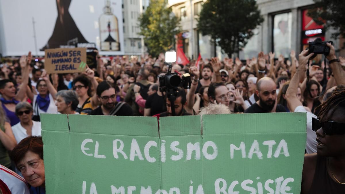 Varias personas durante una concentración contra el racismo en Ceuta, en la plaza de Callao, a 2 de septiembre de 2026, en Madrid (España).