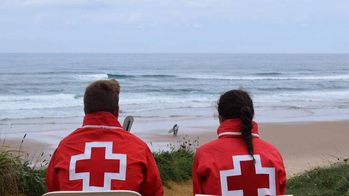 Socorristas de Cruz Roja en las playas de Cantabria.-
