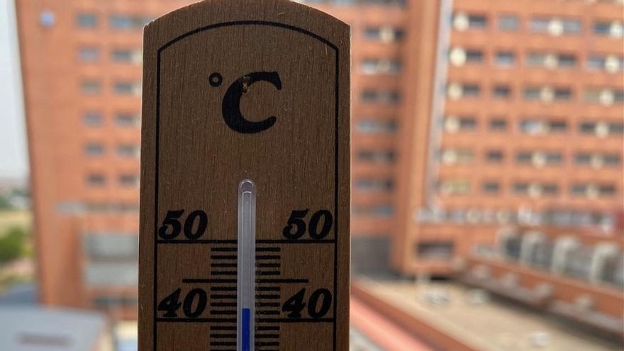 Ola de calor Guadalajara: en la imagen un termómetro frente al Hospital de Guadalajara