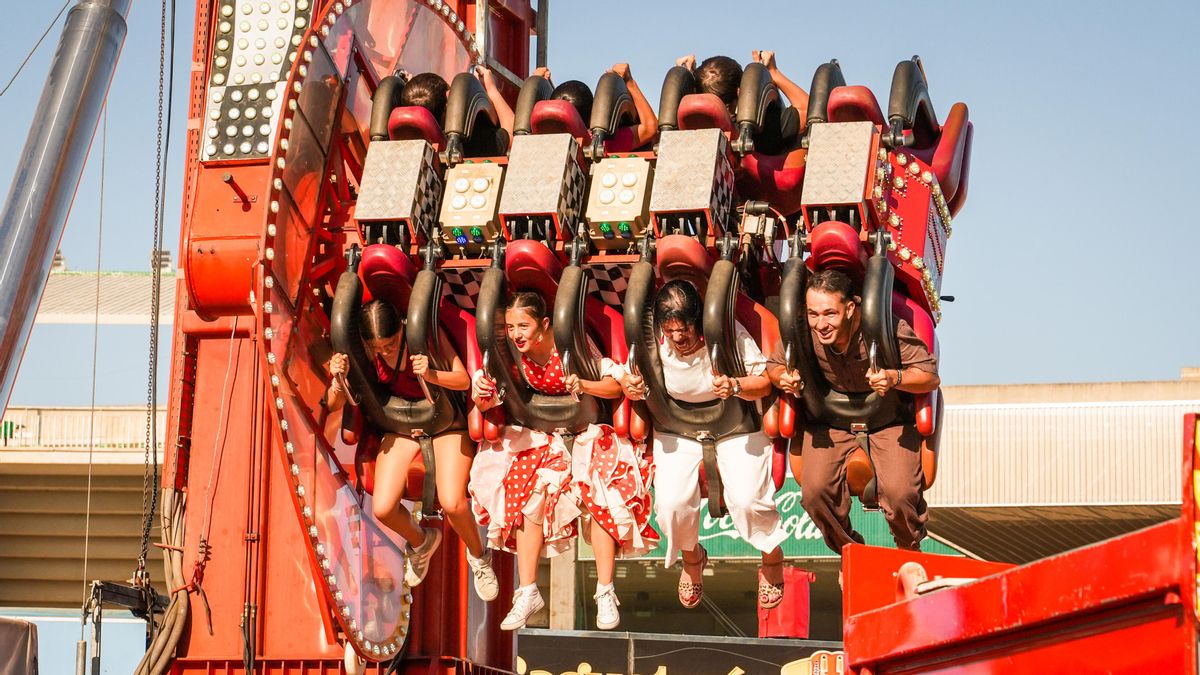 Los 'cacharritos' de la calle del Infierno de la Feria de Córdoba