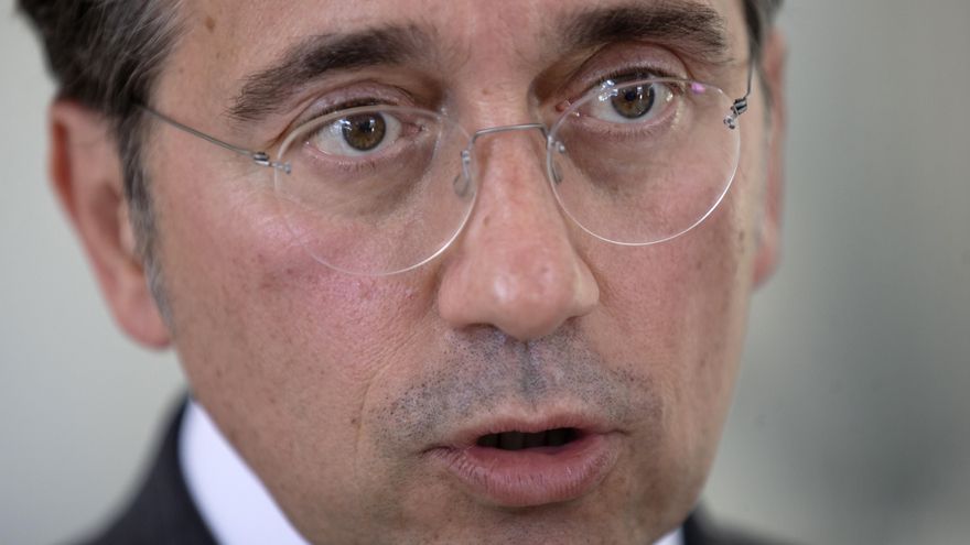 El ministro español de Asuntos Exteriores, José Manuel Albares, fue captado este martes, 28 de abril, al atender a la prensa, en Santo Domingo (República Dominicana). EFE/Orlando Barría