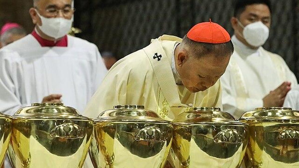 El arzobispo de Manila, el cardenal José Advincula, ofició la Misa Crismal en la Catedral de Manila el Jueves Santo (6 de abril de 2023). Durante la Misa Crismal, se bendijeron o consagraron los santos óleos utilizados para los sacramentos y ritos.