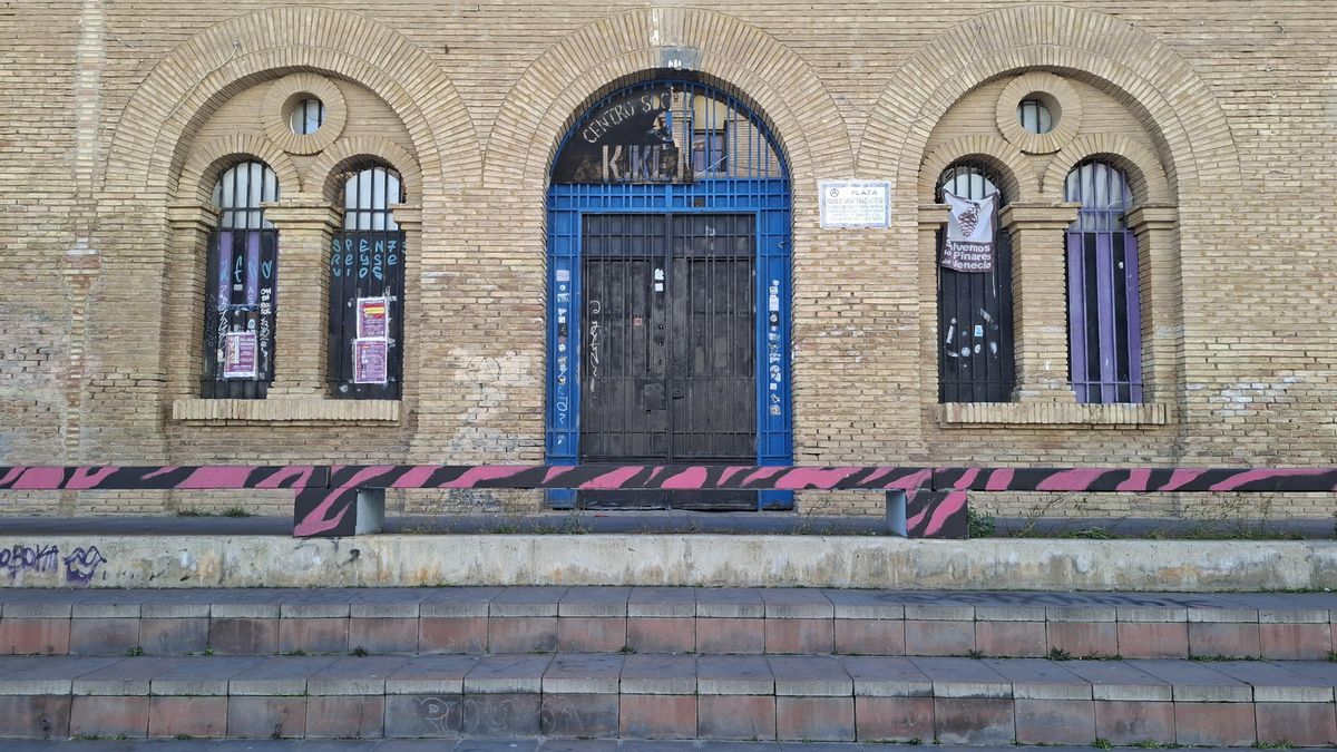 Acceso principal a la antigua cárcel de Torrero, que los vecinos piden reactivar con fines sociales.