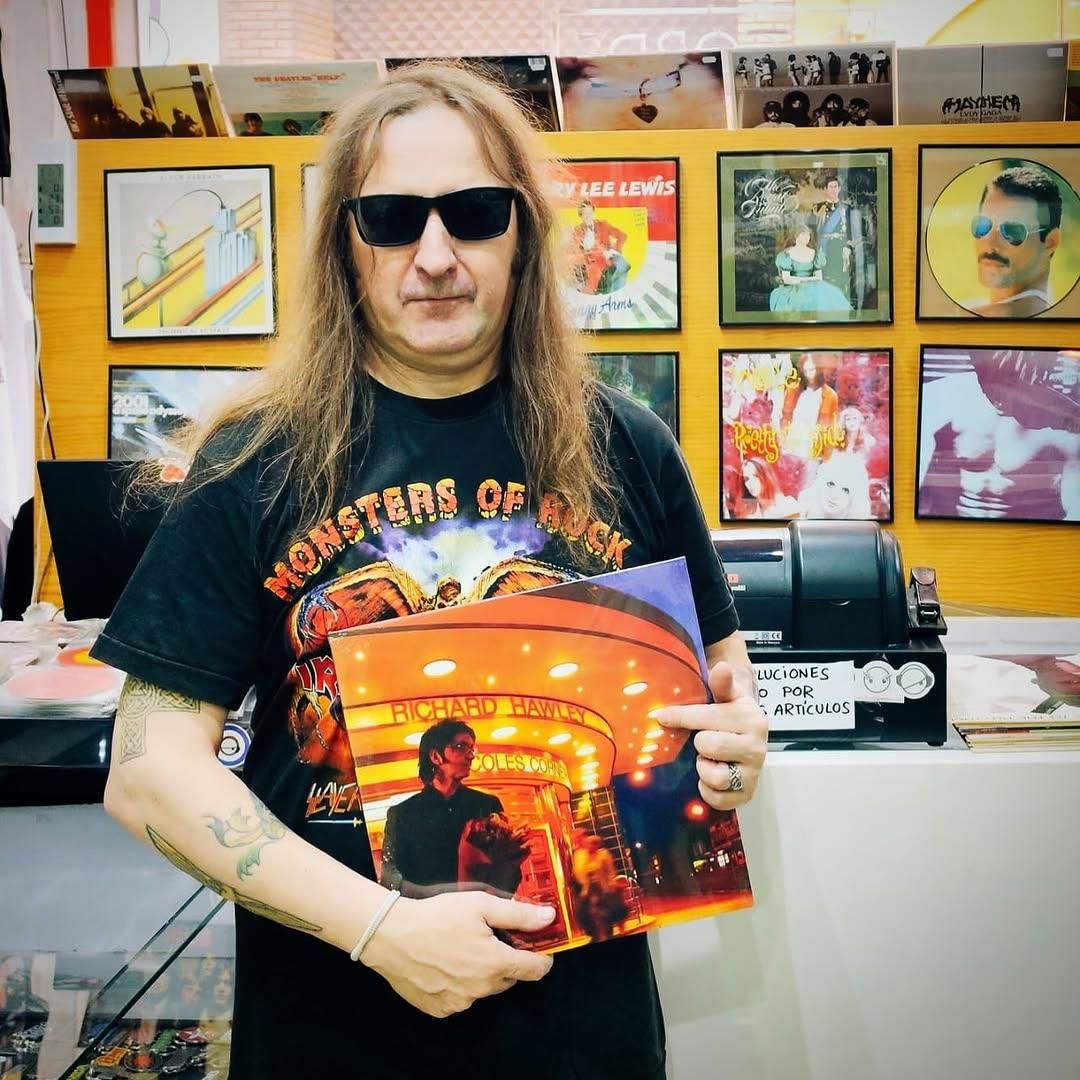 Luis, "El Gurú", lleva 25 años poniendo música detrás del mostrador.