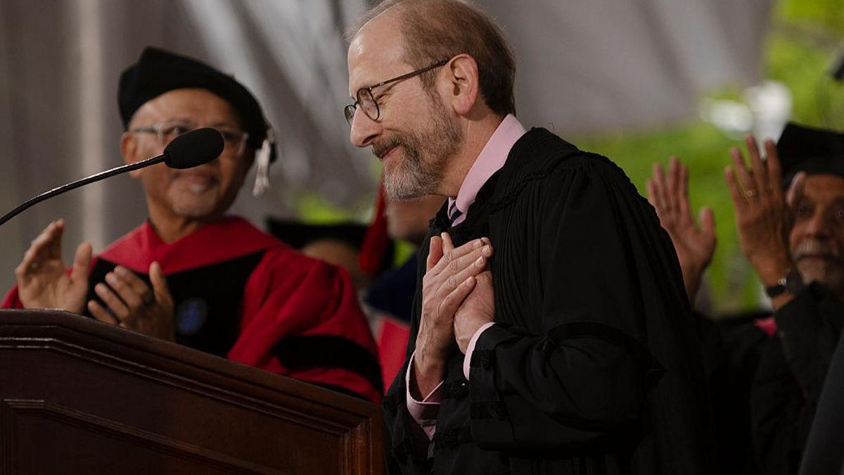 El rector de Harvard, Alan Garber, agradece la ovación de estudiantes y colegas durante la graduación en medio de la batalla con el Gobierno de Donald Trump, el 29 de mayo, en Cambridge, EEUU.