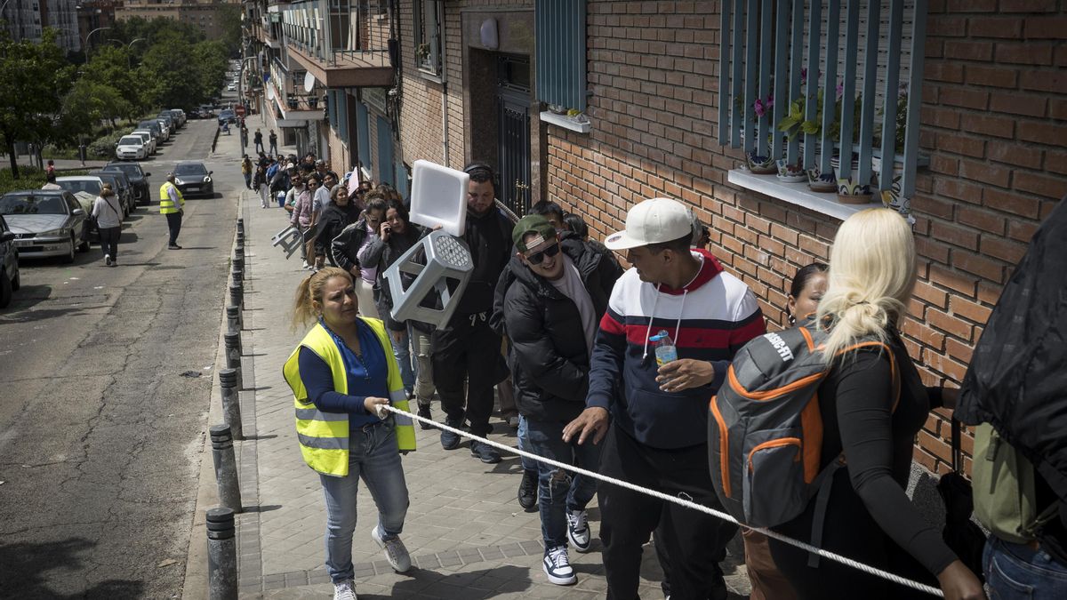 Imagen de archivo de las filas formadas frente a la ONG Rumiñahui durante las primeras semanas de la regularización extraordinaria, para pedir el informe de vulnerabilidad