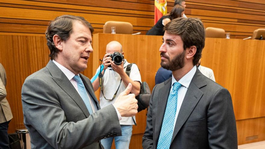 El PP de Castilla y León decreta un cerrojazo informativo tras seis días de desconcierto e improvisación