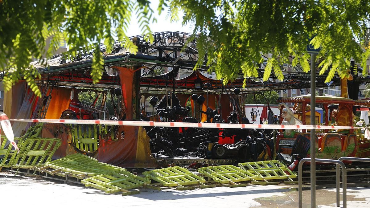 El incendio de la atracción infantil de la plaza Matías Prats, en imágenes