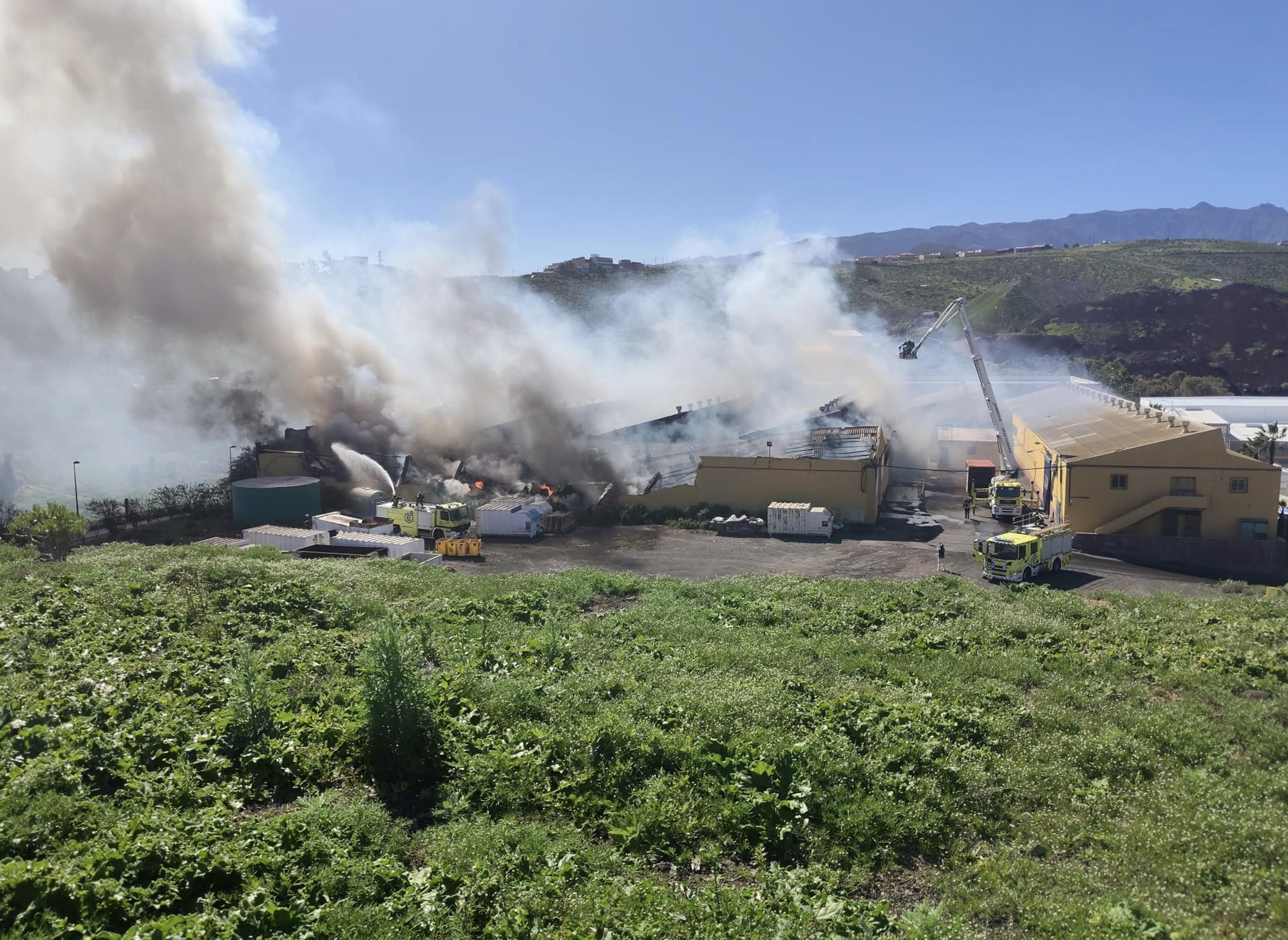 El dispositivo de emergencias desplegado en el incendio este pasado domingo, en una nave industrial en Telde (Gran Canaria).