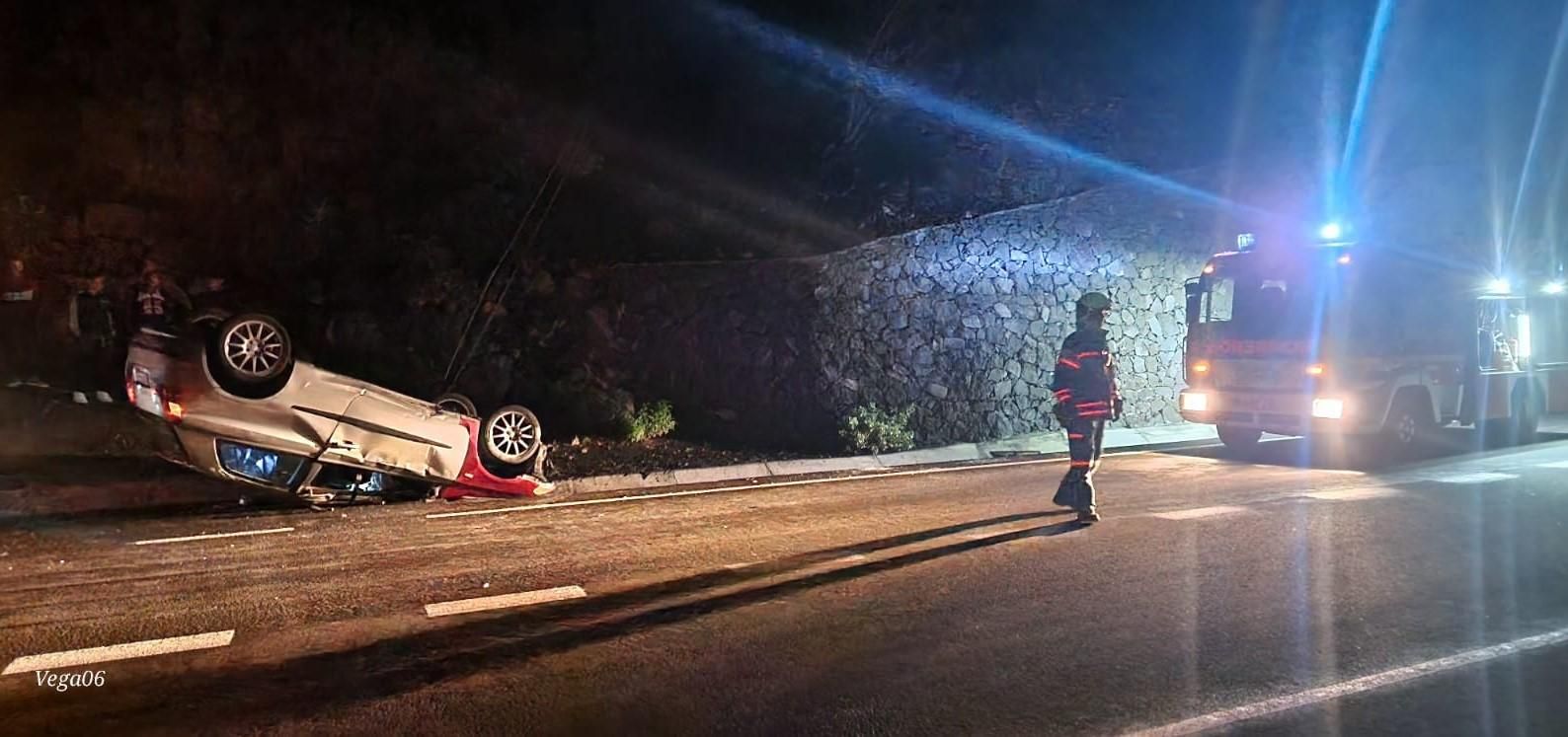 Imagen del vehículo tras el vuelco en Las Manchas. BOMBEROS LA PALMA