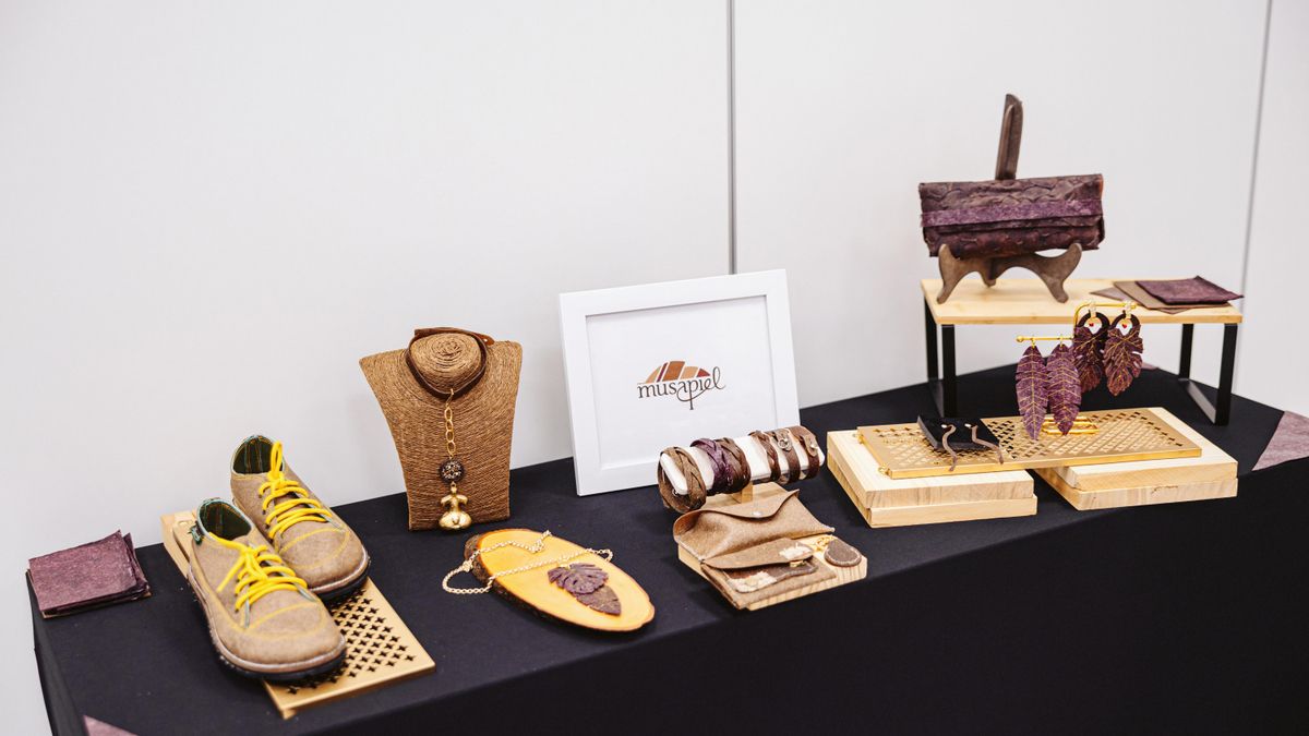 Línea de ropa y complementos con residuos de plataneras.