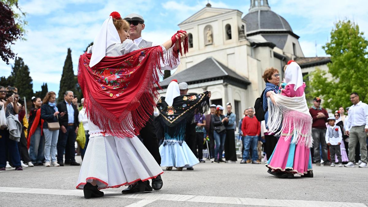 Chulapos y chulapas bailan el tradicional chotis junto a la ermita de San Isidro durante las celebraciones del patrón de la ciudad
