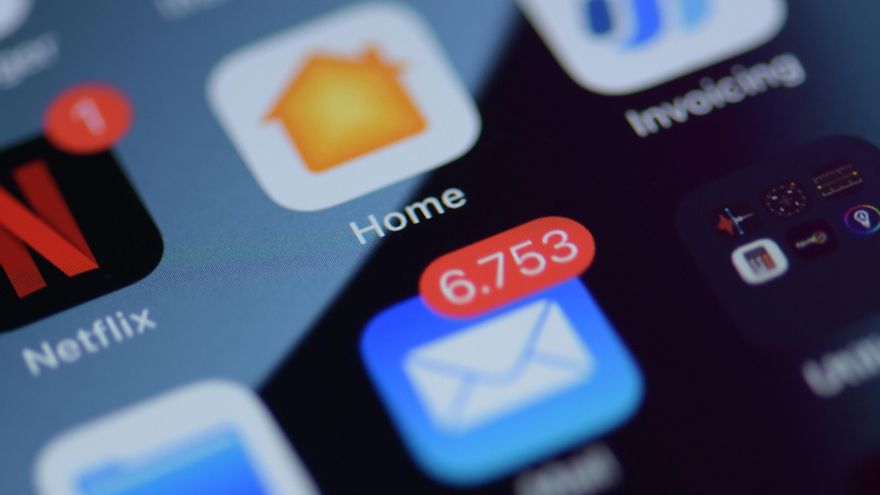 Acciones forzadas o sentimiento de culpa: así se promueven las adicciones digitales para extraer datos personales