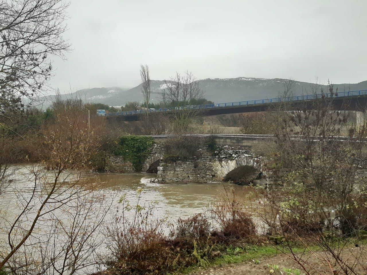 El río, a su paso por Nanclares de la Oca