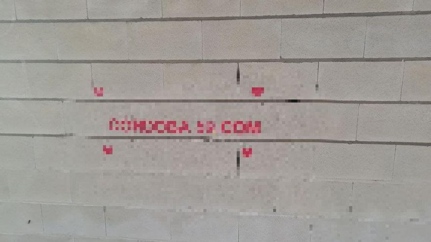 Pintada pixelada sobre prostitución denunciada por IU en Puente Genil.