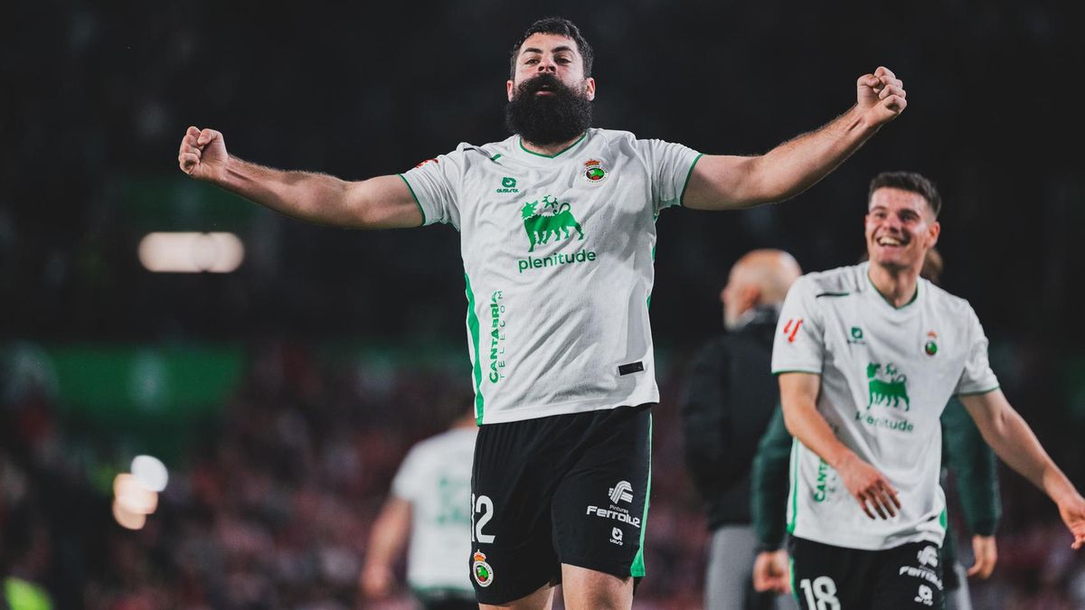 Asier Villalibre celebra un gol del Racing contra el Sporting de Gijón.