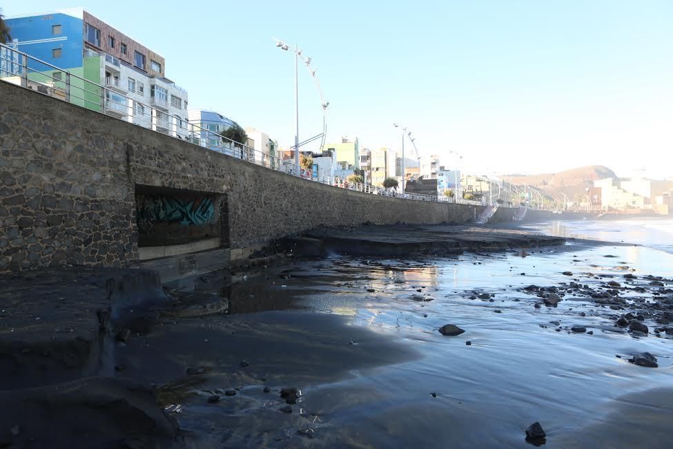 La playa de Las Canteras, tras el temporal de este martes. (ALEJANDRO RAMOS)