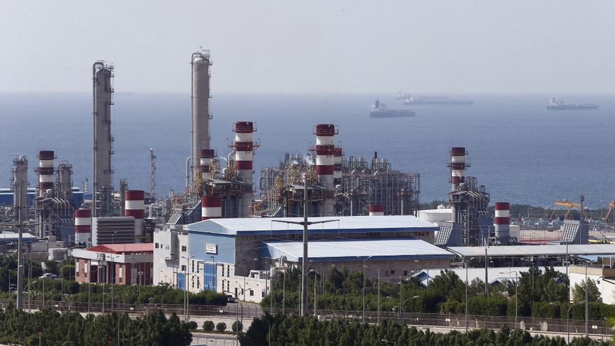 Imagen de archivo de la refinería petroquímica en los alrededores del yacimiento de gas natural South Pars cerca de Assalouyeh, Irán. EFE/Abedin Taherkenareh