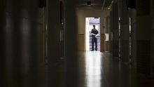 Pasillo de los dormitorios de un Centro de Internamiento de Extranjeros (CIE)/ Efe