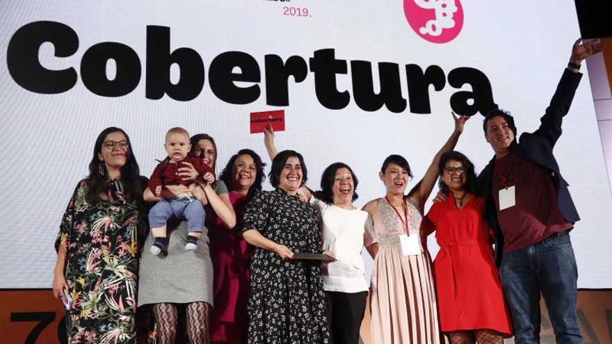 El equipo de A dónde van los desaparecidos, Quinto Elemento Lab (México y Estados Unidos), celebran el premio Gabo en la categoría cobertura, en la séptima edición del Festival Gabo, a lo mejor del periodismo Iberoamericano este jueves, en Medellín (Colombia).