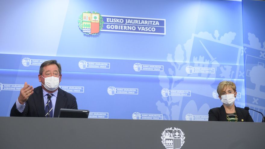 Archivo - El portavoz del Gobierno Vasco, Bingen Zupiria, en una rueda de prensa celebrada tras la reunión del Consejo de Gobierno junto a la consejera Arantxa Tapia,