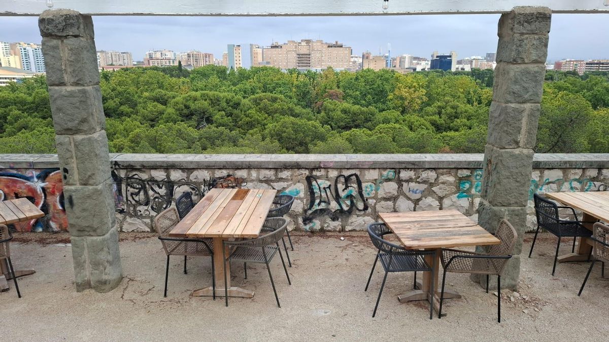 Otra perspectiva de las terrazas situadas en el mirador del Parque Grande.