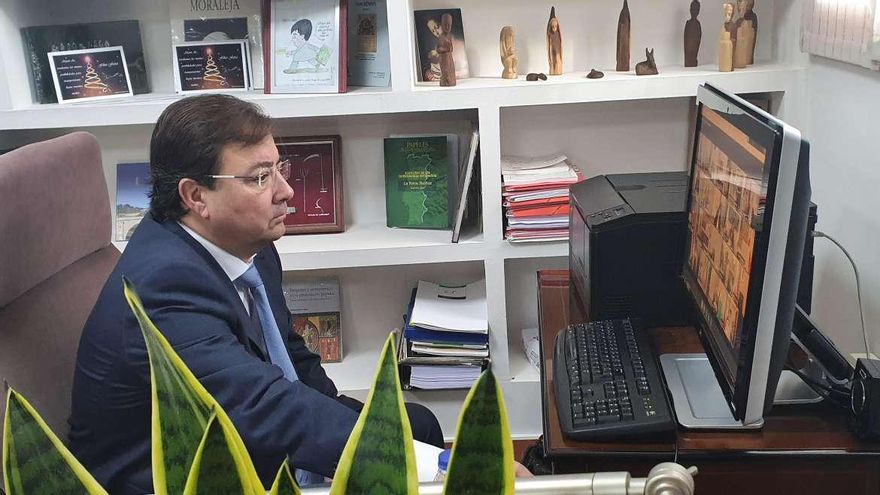 Fernández Vara, en la videoconferencia con Pedro Sánchez y colegas autonómicos de este domingo; esta vez lo ha hecho desde la residencia presidencial en vez de la sede oficial.