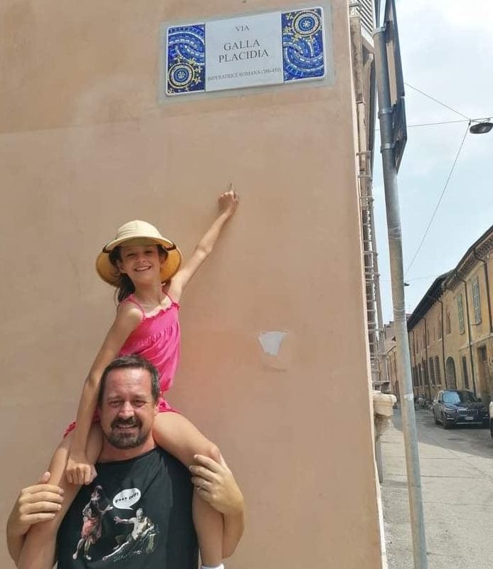 El autor con su hija en la calle Galla Placidia, de Rávena.