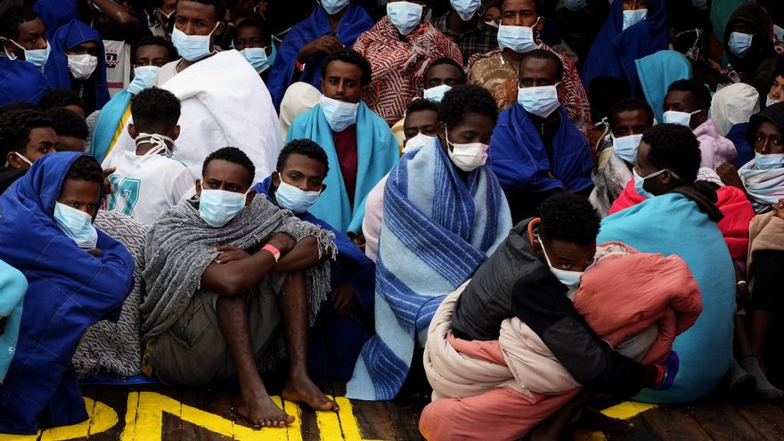 Migrantes esperan en la cubierta del barco salvavidas de la ONG española Open Arms tras atracar en el puerto de Messina, en Sicilia, Italia, septiembre de 2022.