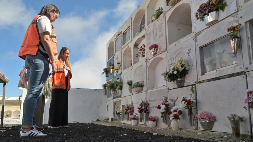 Flores y palabras de despedida para los migrantes fallecidos en El Hierro y Lanzarote