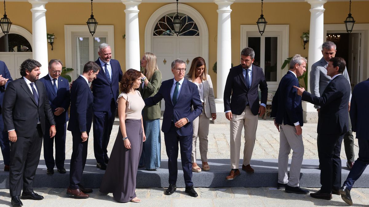 El presidente del PP, Alberto Núñez Feijóo, tras la foto de familia junto a los barones del PP, al llegar a una reunión con los presidentes autonómicos del PP, en el Palacio de los Duques de Pastrana, a 6 de septiembre de 2024, en Madrid (España).