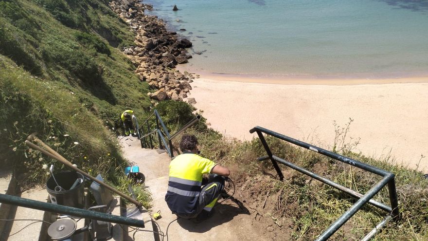 Piélagos repara la barandilla de la playa de Somocuevas tras la autorización de Costas