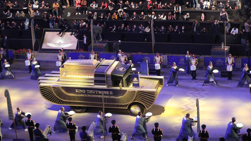 Momias de reyes y reinas recorren El Cairo en un gran desfile faraónico