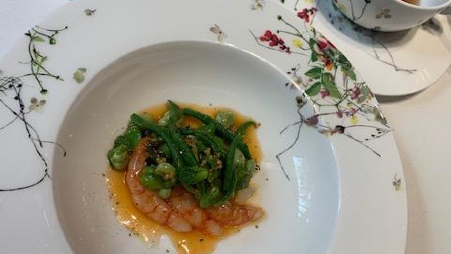 Gamba roja al ajillo con habitas y consomé de sus cabezas