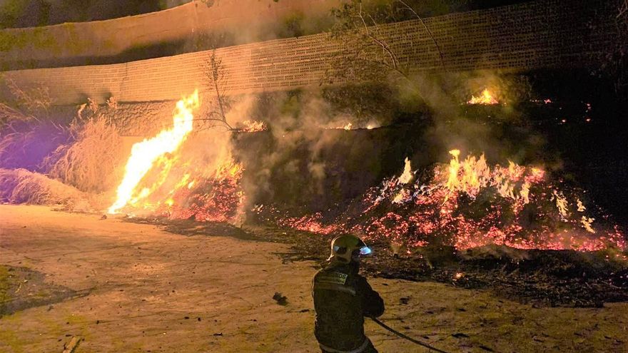 Un bombero durante las tareas de extinción del fuego registrado en el interior de un estanque vacío.