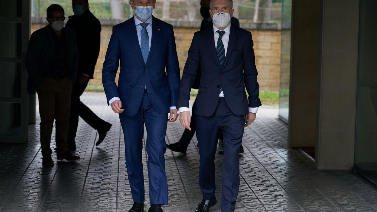 El ministro de Interior, Fernando Grande-Marlaska (d), y el vicelehendakari primero, Josu Erkoreka, en el encuentro celebrado este 26 de febrero