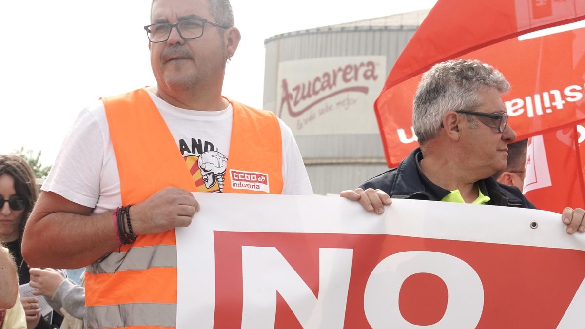Los trabajadores afectados por el cierre de la planta de Azucarera de La Bañeza se concentran a las puertas de la fábrica.