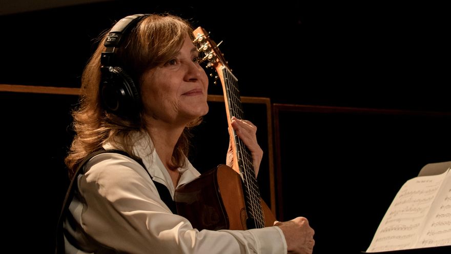 Berta Rojas presta el sonido de su guitarra a Santaolalla para versión de 'The Last of Us'