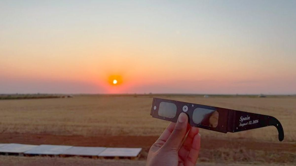 "Lo pequeños y especiales que somos": Mi experiencia como estudiante de Astrofísica bajo la sombra del eclipse solar total en León