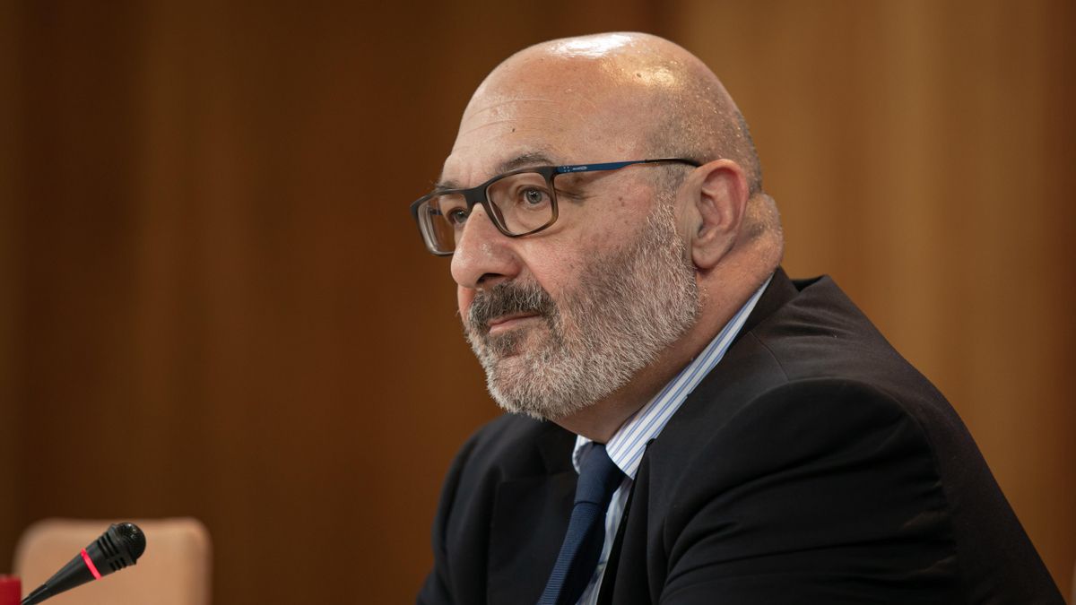 El portavoz parlamentario de Vox, Alejandro Hernández, en una rueda de prensa.